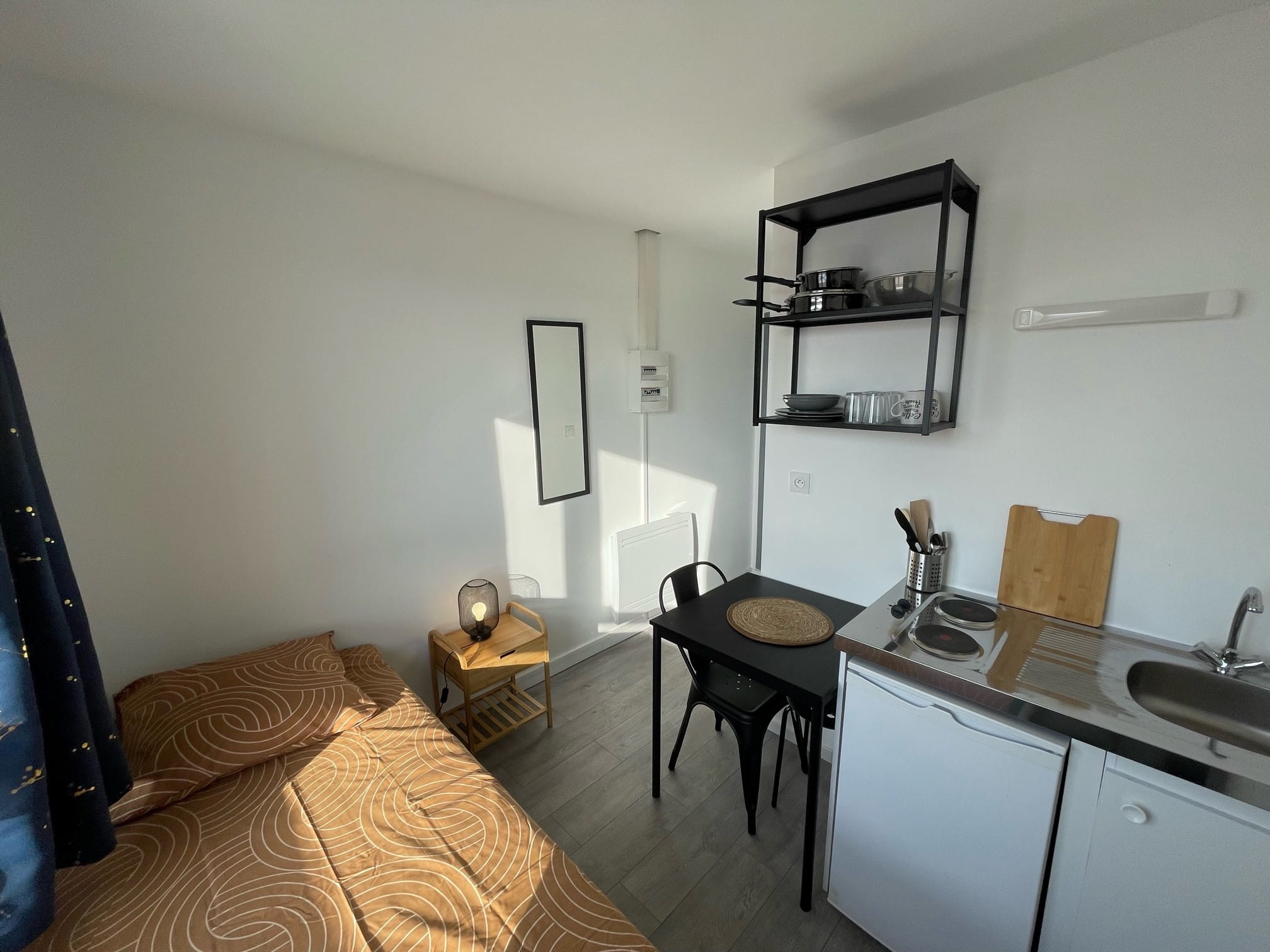 Studio meublé à Guénange - vue sur l'entrée et le coin cuisine