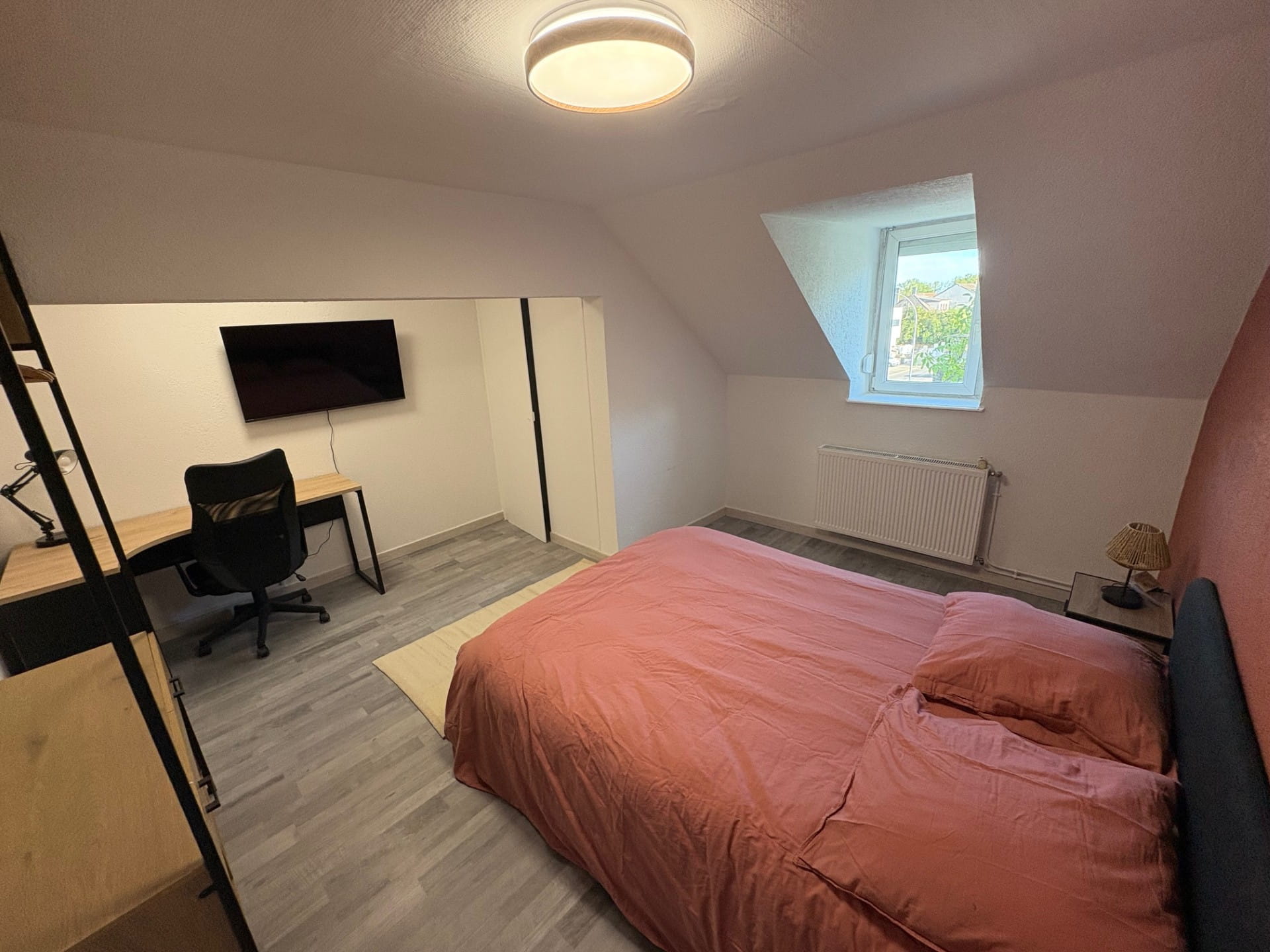 Chambre en colocation à Uckange - photo d'une chambre dans les combles aménagés